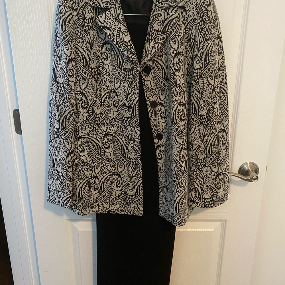 Evan Picone Black and White Cape